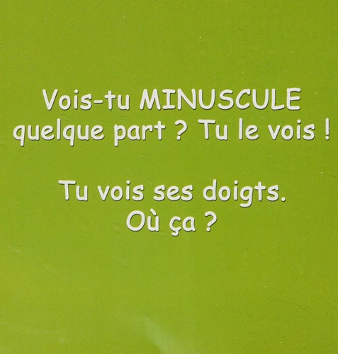 Minuscule joue à cache-cache avant d'aller au lit