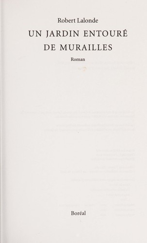 Un jardin entouré de murailles